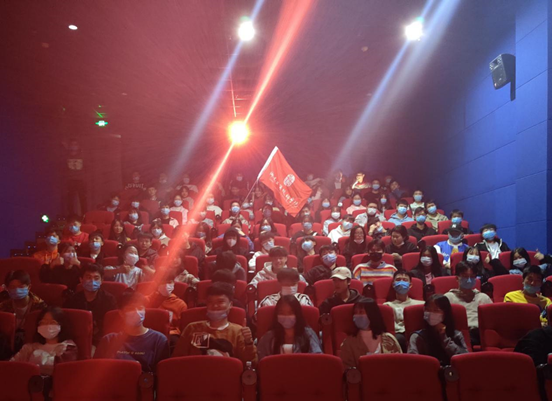 大阳城2138（中国）·官方网站组织学生观看电影《夺冠》